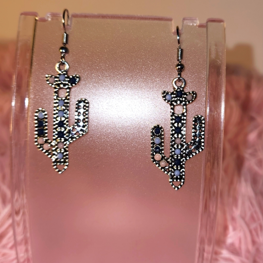 Unique silvertone earrings! NWOT (R67)